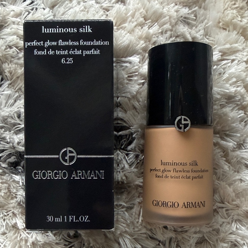 Giorgio Armani Luminous Silk Foundation 6.25 Warm Beige with Black Cap